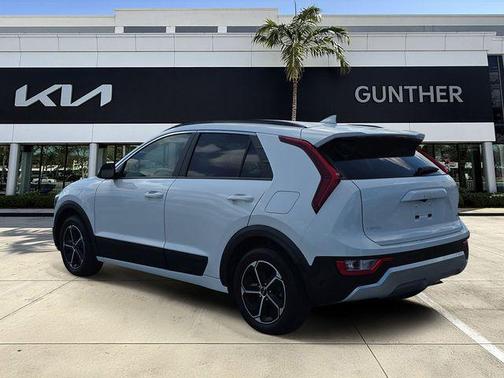 Snow White Pearl 2024 Kia Niro LX