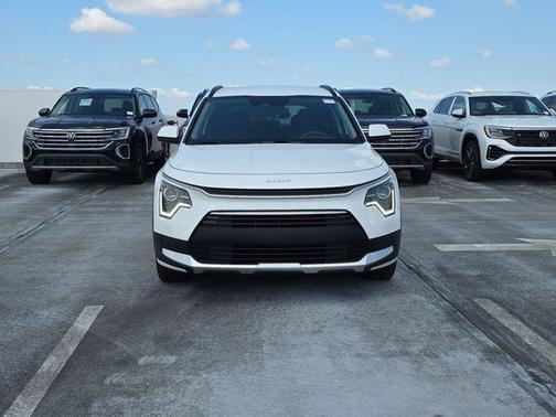 Snow White Pearl 2024 Kia Niro LX