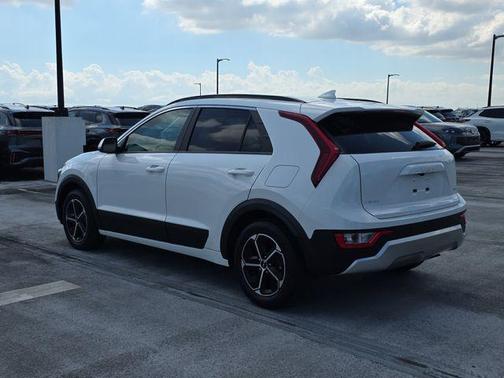 Snow White Pearl 2024 Kia Niro LX
