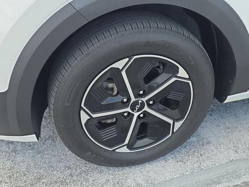 Snow White Pearl 2024 Kia Niro LX