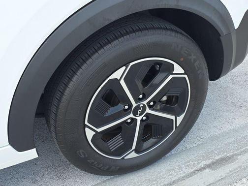Snow White Pearl 2024 Kia Niro LX