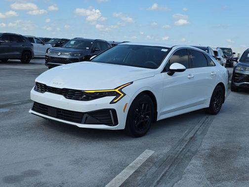 Snow White Pearl 2025 Kia K5 LXS