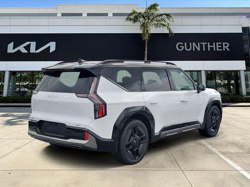 Glacial White Pearl/Ebony Black Roof 2026 Kia EV9 GT-Line