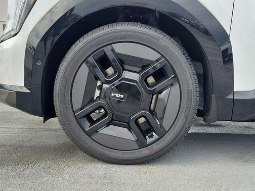 Glacial White Pearl/Ebony Black Roof 2026 Kia EV9 GT-Line