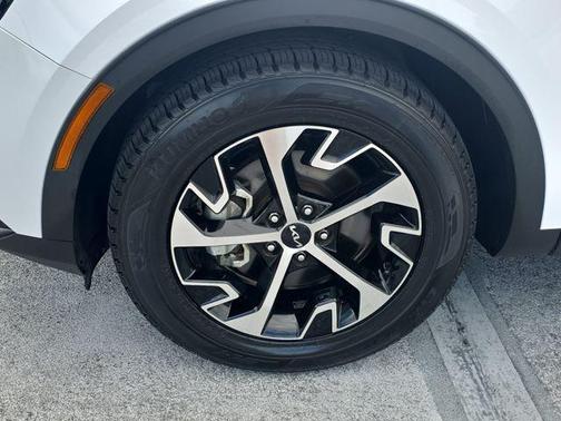 Glacial White Pearl 2024 Kia Sportage EX