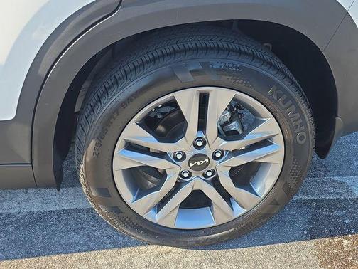 Snow White Pearl 2023 Kia Seltos S