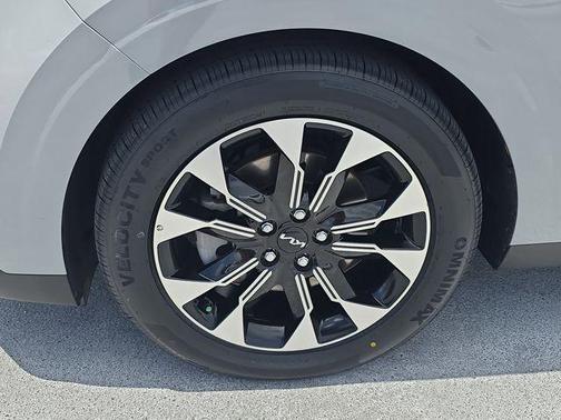 Ceramic Silver 2022 Kia Carnival EX