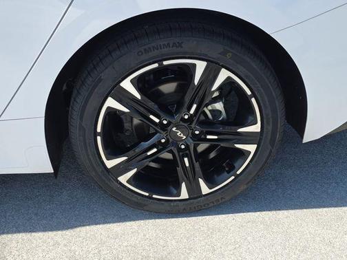 Glacial White Pearl 2024 Kia K5 GT-Line