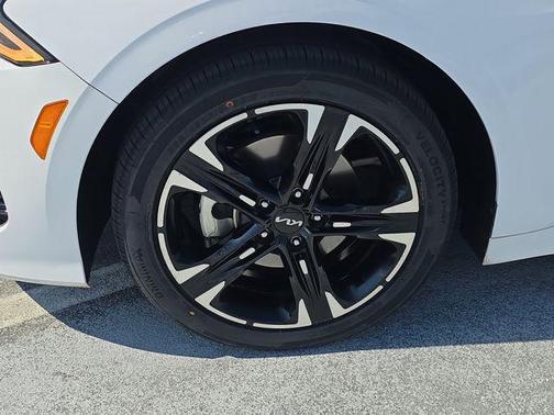 Glacial White Pearl 2024 Kia K5 GT-Line