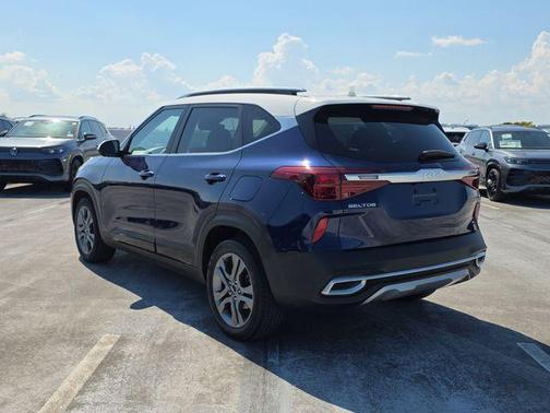 Dark Ocean Blue/White Roof 2023 Kia Seltos S
