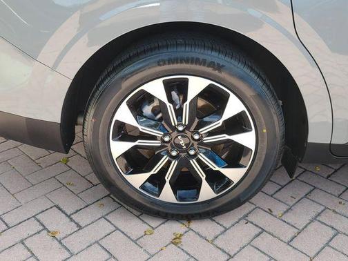 Ceramic Silver 2024 Kia Carnival EX