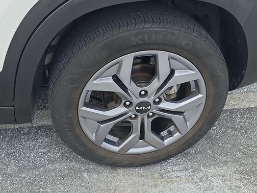 Snow White Pearl 2024 Kia Seltos S