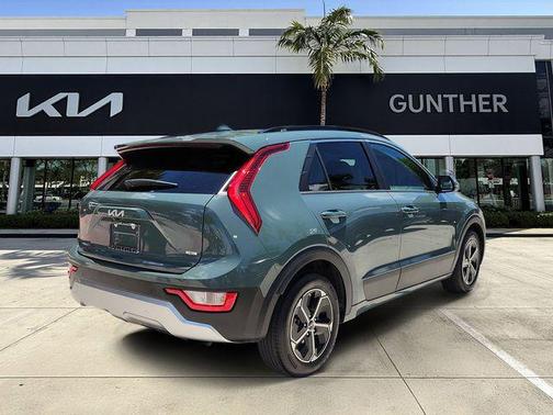 Cityscape Green 2024 Kia Niro EX
