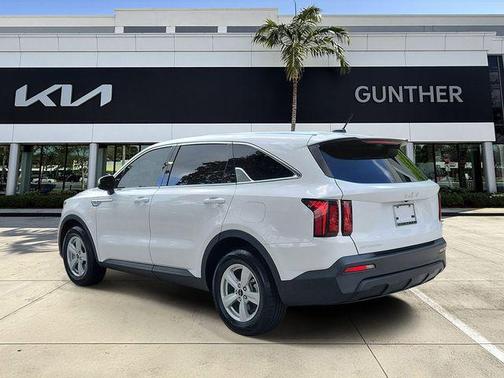 Glacial White Pearl 2023 Kia Sorento LX