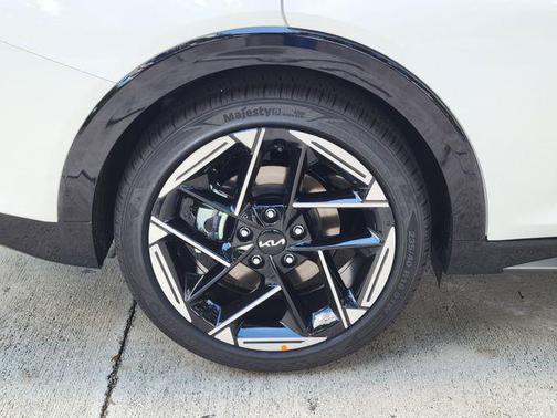 Snow White Pearl 2026 Kia K4 GT-Line