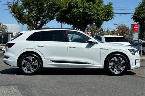 2022 Audi e-tron Premium quattro
