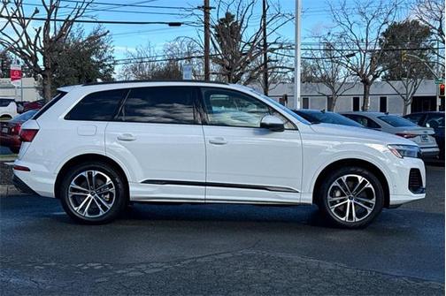 2025 Audi Q7 Premium 45 TFSI quattro Tiptronic