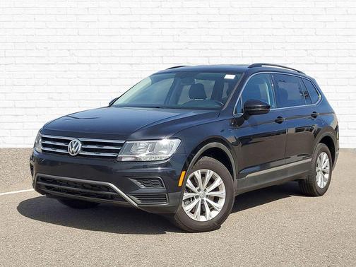 Deep Black Pearl Metallic 2018 Volkswagen Tiguan 2.0T SE 4MOTION
