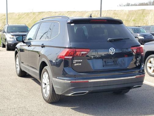 Deep Black Pearl Metallic 2018 Volkswagen Tiguan 2.0T SE 4MOTION