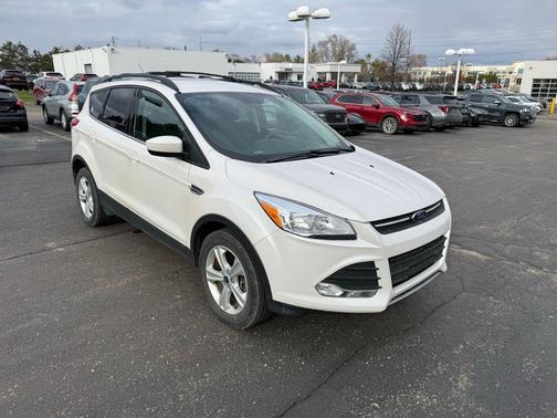 White Platinum Metallic Tri-Coat 2016 Ford Escape SE