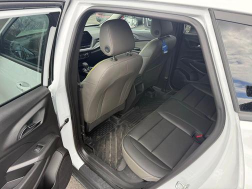 Summit White 2025 Chevrolet Trax FWD ACTIV