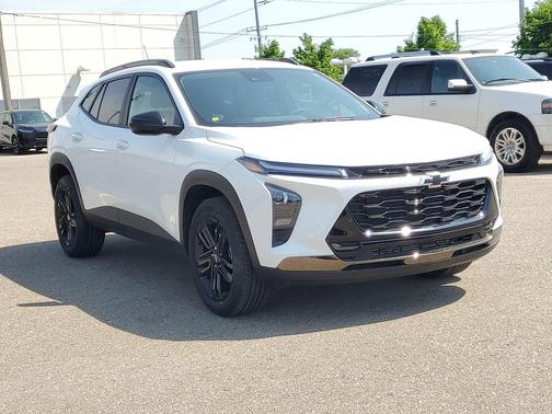 Summit White 2025 Chevrolet Trax FWD ACTIV
