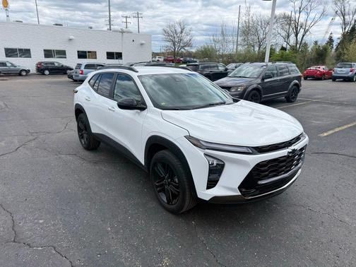 Summit White 2025 Chevrolet Trax FWD ACTIV