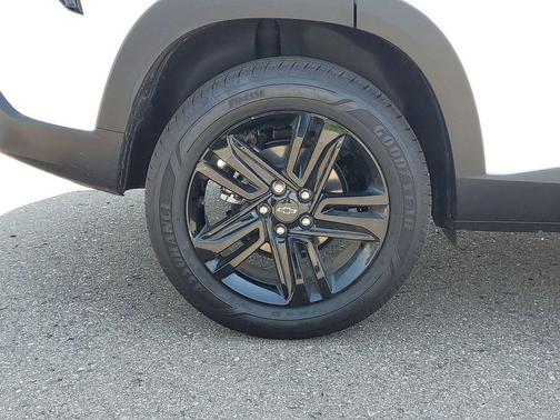 Summit White 2025 Chevrolet Trax FWD ACTIV