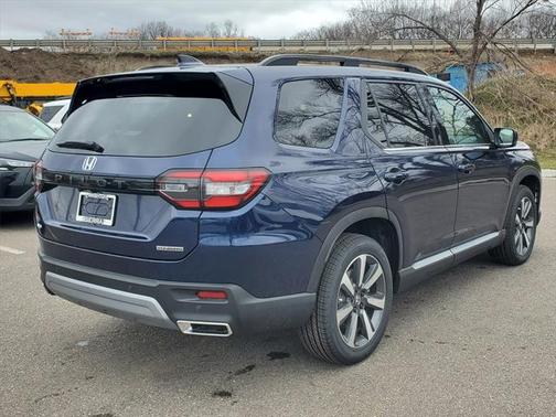 2025 Honda Pilot Touring 8-Passenger