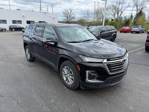 Mosaic Black Metallic 2023 Chevrolet Traverse LT Cloth