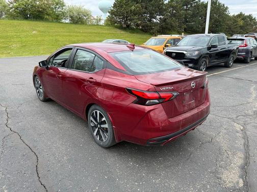 Scarlet Ember Tintcoat 2022 Nissan Versa 1.6 S