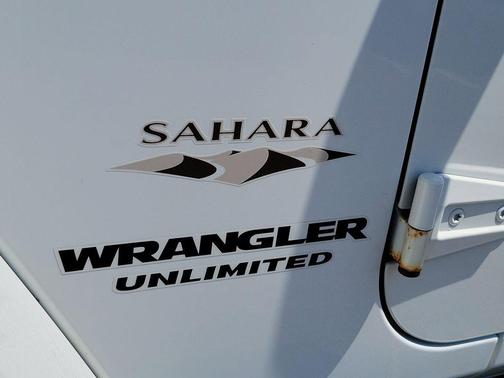 Bright White Clearcoat 2017 Jeep Wrangler Unlimited Sahara