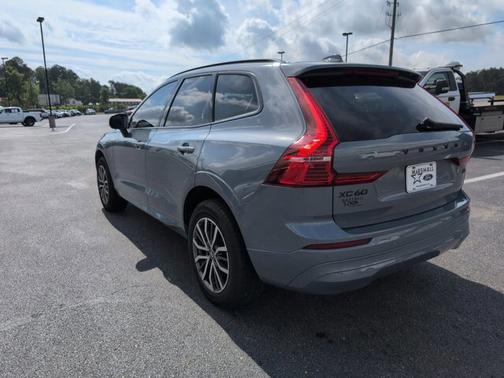 2022 Volvo XC60 B5 MOMENTUM