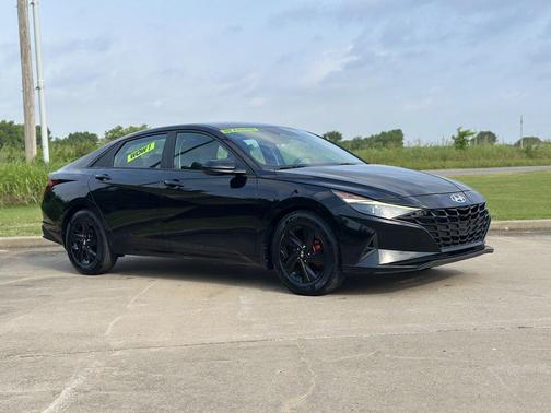 Phantom Black 2022 Hyundai ELANTRA SEL