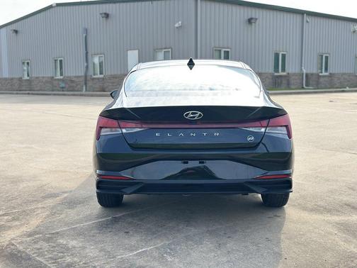 Phantom Black 2022 Hyundai ELANTRA SEL