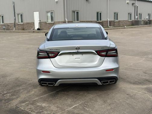 Brilliant Silver Metallic 2022 Nissan Maxima SV Xtronic CVT