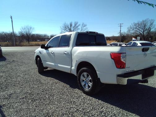2017 Nissan Titan SV