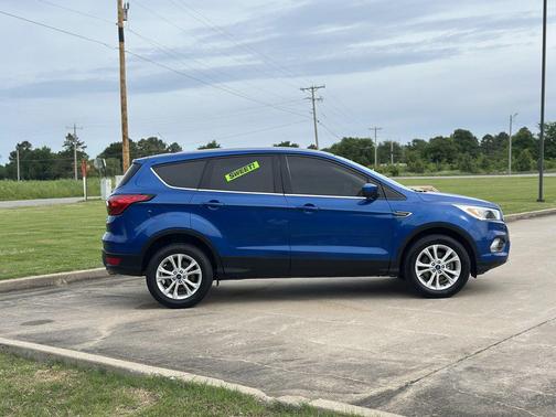 Lightning Blue Metallic 2019 Ford Escape SE