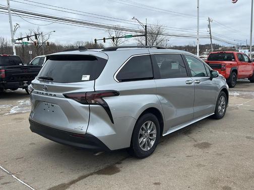 2024 Toyota Sienna 