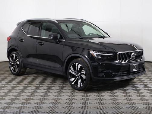 2023 Volvo XC40 B5 Plus Bright Theme
