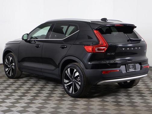 2023 Volvo XC40 B5 Plus Bright Theme