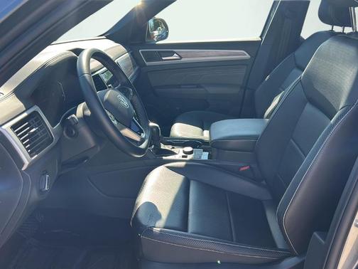 Platinum Gray Metallic 2023 Volkswagen Atlas Cross Sport 3.6L V6 SE w/Technology