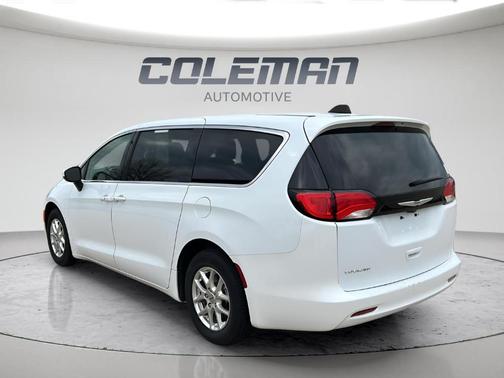 Bright White Clearcoat 2022 Chrysler Voyager LX