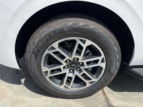 Star White Metallic Tri-Coat 2026 Ford Expedition Active