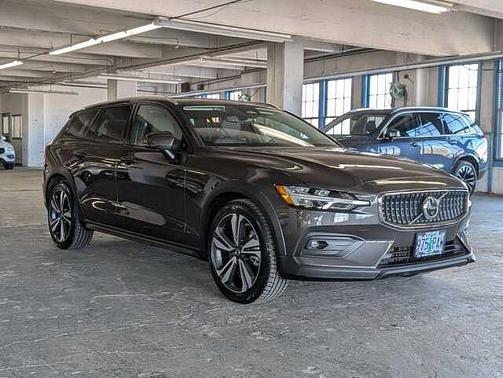 2023 Volvo V60 Cross Country Plus