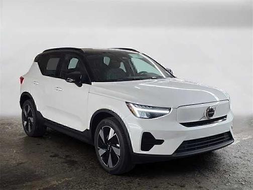 Crystal White 2024 Volvo XC40 Core