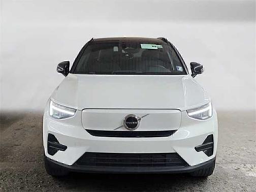 Crystal White 2024 Volvo XC40 Core