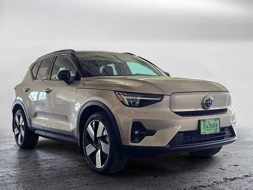 Bright Dusk 2023 Volvo XC40 Ultimate