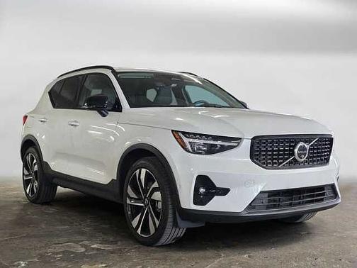 Crystal White 2024 Volvo XC40 Plus