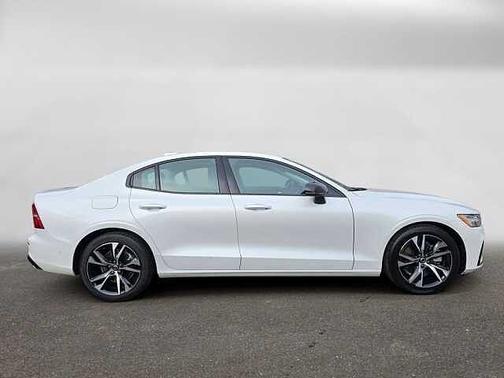 Crystal White 2024 Volvo S60 Plus